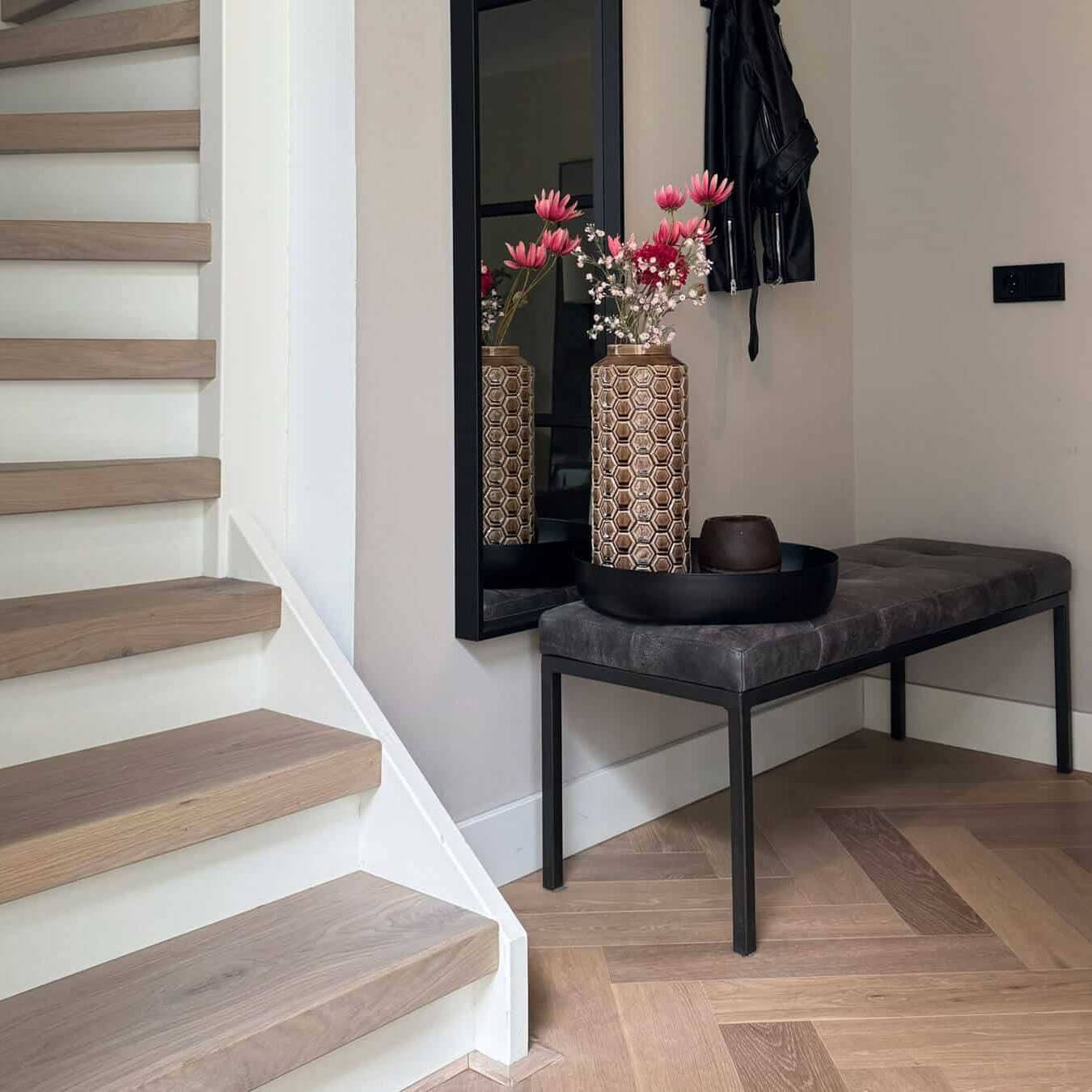 Trap-renovatie-eiken-witte-stootborden-visgraatvloer