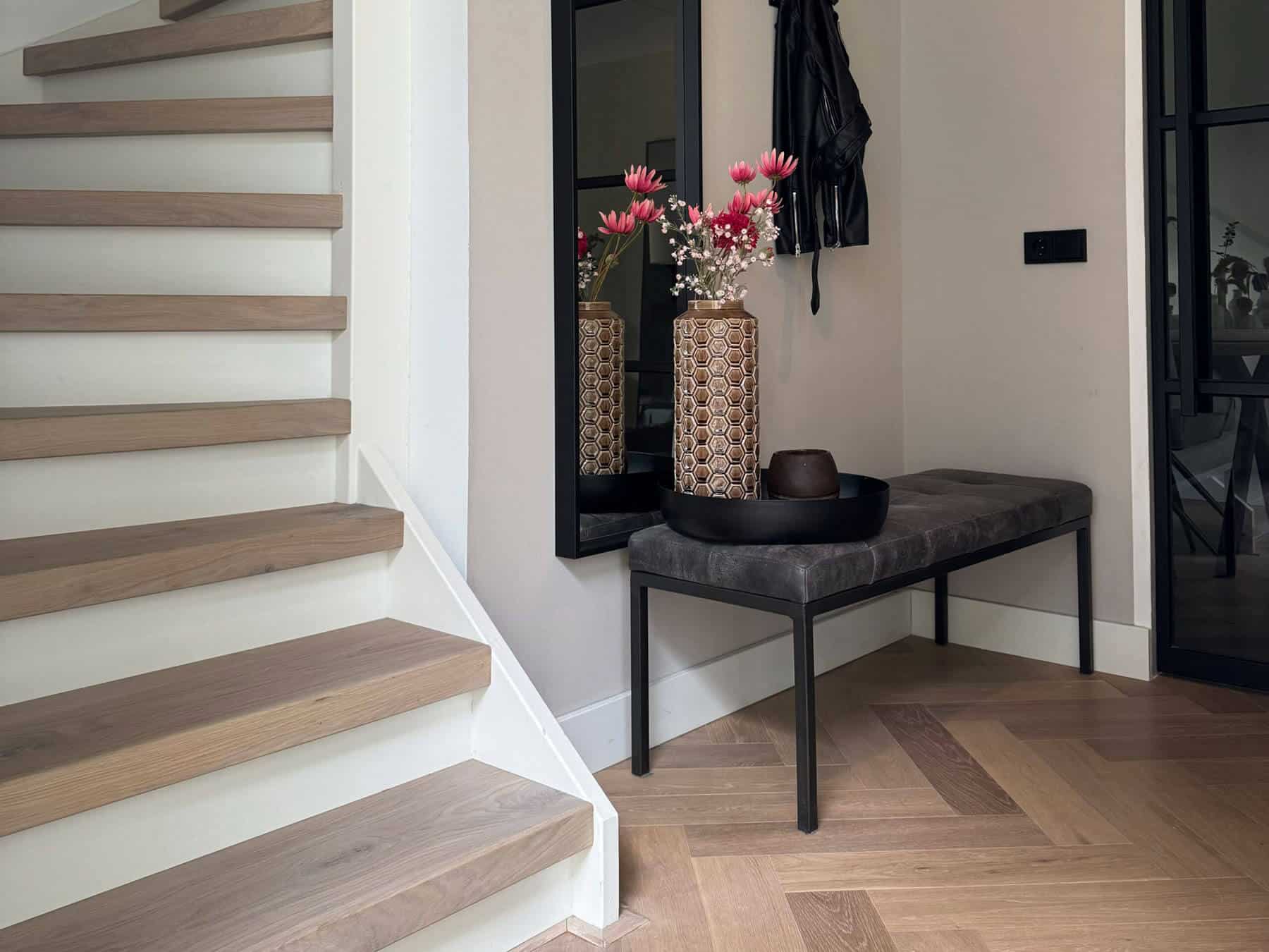 Trap-renovatie-eiken-witte-stootborden-visgraatvloer