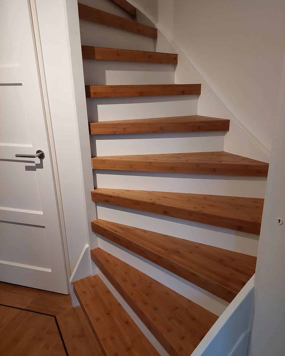 Dichte-bamboe-trap-met-hoek-Kroon-Parket-en-Vloeren-01
