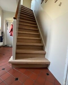 Nieuwe trap na de renovatie, licht eigen perfect bij een stenen vloer